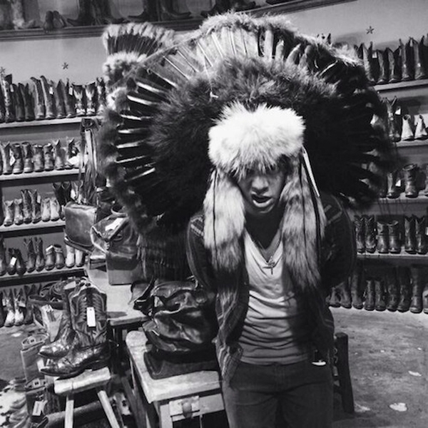 
	
	Harry Styles cũng bị chỉ trích vì bức ảnh đội nón của người da đỏ. Anh chàng ngay sau đó phải xóa đi bức ảnh này trên trang cá nhân.